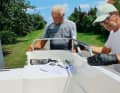 Handlauf und Reling werden im Doppelpack geliefert und montiert