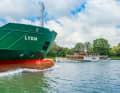 In the Kiel Canal, you can get impressively close to freighters and pleasure boats. Care must be taken to keep a safe distance, even from the shore
