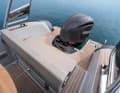 Trotz Außenborder ist die Badeplattform gut begehbar. Einen komfortablen Durch- gang aus dem Cockpit gibt es auch