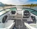 The driving position is ergonomically arranged, the SeaDek coverings on the steps and cockpit floor cost extra. The way to the foredeck is via non-slip steps in the cabin door