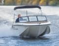 Die Quicksilver 525 aXess in voller Fahrt. Höchstgeschwindigkeit:  27,5 Knoten