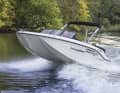 Die Quicksilver 525 aXess beim Durchfahren einer Heckwelle: Der Rumpf setzt kräftig ein