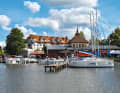 Marina von Węgorzewo am Fluss Węgorapa am Nordende der Seenplatte