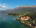 Unser Charterboot vor dem Hafen des Klosters Sveti Naum mit der Gebirgskulisse des Galičica-Nationalparks im Hintergrund