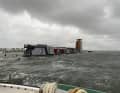 Der hohe Wasserstand schnitt mehrere Hausboote im Hafen Burgtiefe vom Land ab.