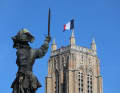 Standbild auf der Place Jean Bart mit dem Turm von Saint-Éloi dahinter