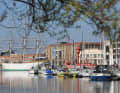 Il Bassin du Commerce con i moli della Marina di Dunkerque e la nave museo "Duchesse Anne".