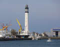 Il canale del porto con il faro di Dunkerque e il cantiere navale Damen