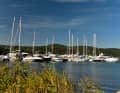 Steg der neuen Airport Marina, einfach, aber gut gelegen.
