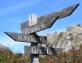 Signposts on an island without fixed paths