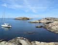 Segelyacht vor Anker auf der Westseite der Hauptinsel Storö