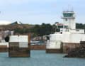 Entrée du port de Saint Helier avec la tour de contrôle.