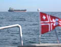 Ein Tanker passiert vor dem Bug der "Rolling Swiss 2" auf Ostkurs.