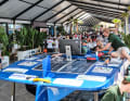 Buntes Treiben im Fahrerlager. Alle Teams mussten sich der Prüfung eines Technischen Komitees unterziehen