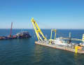 Barge "K10031" und Schwimmkran "Hebo-Lift 10" haben sich an der Wrackstelle der Verity positioniert.