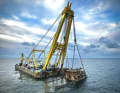 L'une des plus grandes grues flottantes d'Europe en action dans la baie allemande : La première section du Verity coulé est remontée d'une profondeur d'environ 40 mètres.
