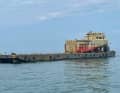 Die Barge mit der Hecksektion wird für die Bergung des Vorschiffes in Position gebracht