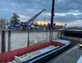 Das neue Schleusentor wurde per Schiff angeliefert