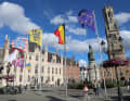 Der Grote Markt in Brüssel mit dem Belfort (13. Jahrhundert) rechts im Bild, dem Denkmal für die mittelalterlichen Freiheitskämpfer Pieter de Coninck und Jan Breydel und dem 1887 begonnenen neugotischen Provinciaal Hof.