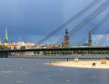 Vista sul fiume Daugela con il ponte Vanšu fino alle torri di Riga, testimoni del periodo gotico e anseatico dei mattoni.