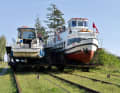 Our boat encounters an excursion boat halfway along the route. | Gerald Penzl