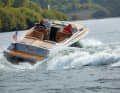Drive down and off you go: Without hooking or rocking, the Chris Craft turns tightly and accelerates again immediately after steering straight ahead
