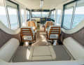 The shipyard offers various seating combinations in the deckhouse. The two seats in the centre section can also be exchanged for an extension of the sofa