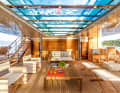 Spectacular: the sun shines into the beach club through the glass floor of the pool. Three flaps ensure the supply of fresh air