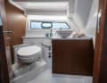 Die Nasszelle bietet Toilette, Waschbecken und Dusche.