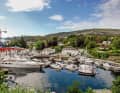 Bekkjarvik: Large yachts can be moored in front of the former barrel factory. Johannessen's "Gjestgiveri" stands behind the small boats