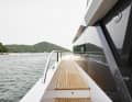 Das breite Laufdeck mit hoher Reling