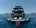 Klappbare Schanzkleider erweitern den Beachclub der Mangusta Oceano 39.