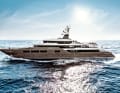 Bella Macchina! Francesco Paszkowski schuf die kantigen „Solo“-Linien, der Eigner entschied sich für eine Rumpflackierung, die sich farblich deutlich vom weiß-blauen Einerlei in den Großyachtmarinas abhebt