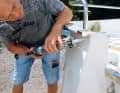 Schritt 4: Saubere Sache - Vor dem Abdichten die Flächen sorgfältig mit Aceton reinigen