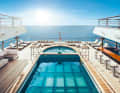 Kontraste: Vier-Meter-Pool und Jacuzzi befinden sich auf Deck sechs