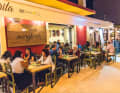 Die Auswahl an Restaurants und Bars ist in Santa Eulalia enorm, der Rummel im Hochsommer aber auch.