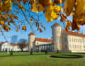 Seefassade von Schloss Rheinsberg, ein beliebtes Ausflugsziel auch im Herbst