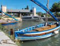 Die moderne Hebebrücke von Frontignan öffnet zu festen Zeiten und stellt das einzige Hindernis für die durchgängige Schifffahrt auf dem Canal du Rhône à Sète dar