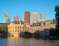 Am Hofvijver, dem ehemaligen Schlossweiher, stehen das Kunstmuseum Mauritshuis und der Binnenhof, in dem das Parlament der Niederlande tagt