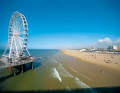 Freie Sicht über die Nordsee und den Strand von Scheveningen bietet das fünfzig Meter hohe Riesenrad Skyview de Pier an seinem einmaligen Standort auf der Seebrücke