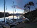 Helle nordische Nacht: Die Bucht Notviken liegt parallel zum Bomarsund mit den Resten seiner Festung