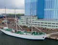 Die "Gorch Fock" (I) in neuem Glanz an der Pier der Stralsunder Volkswerft.