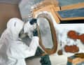 Laminieren die Zweite: Beim Laminataufbau werden „step by step“ Glasfaser- und Glasgewebematten aufgelegt. Den Zuschnitt der Matten erleichtert eine stabile Schere.