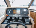 The driver can operate the rudder and gear lever just as easily as the bow and stern thrusters. The two windscreen wipers ensure clarity in rain and splash water