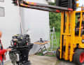 Mal eben den knapp 100 kg schweren Motor anhängen? Mit dem Gabelstapler überhaupt kein Problem