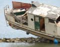 The two men initially wanted to stay on their damaged boat and decided to ask the DLRG for help at short notice.