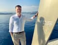 Visionär: Tyde-Geschäftsführer Christoph Ballin am Heck des E-Foilers „The Icon“, für den er Design-, Werft- und Technologie-Partner suchte und fand