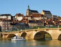 In der Stadt Joigny beginnt unser Chartertörn mit einer Linssen Penichette Evolution auf dem Fluss Yonne. Die Kathedrale und die alte Steinbogenbrücke sind die Wahrzeichen der Stadt