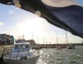 Kabbelwellen im Hafen von Stavoren. Hier startet bei viel Wind unster Törn Richtung Waddenzee.
