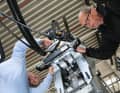HONDA – Feinarbeit Beim Anbau der hydraulischen Steuerung ist höchste Konzentration gefragt.